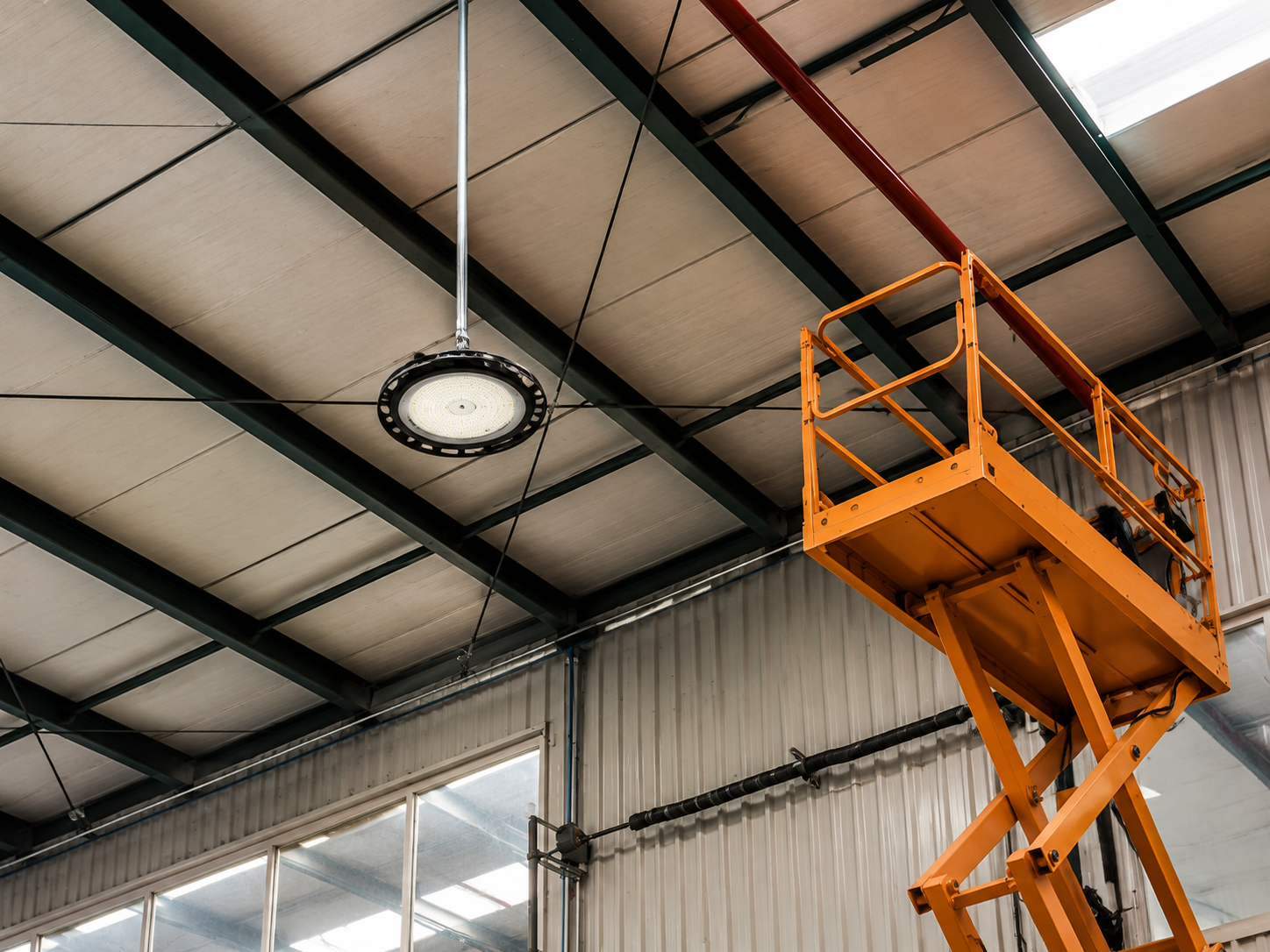 Prueba visual de instalación de luminaria industrial